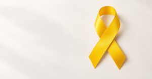Fita amarela, símbolo da campanha de prevenção do suicídio, sobre fundo claro.